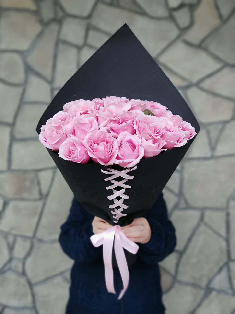 Букет черный корсет розовые розы