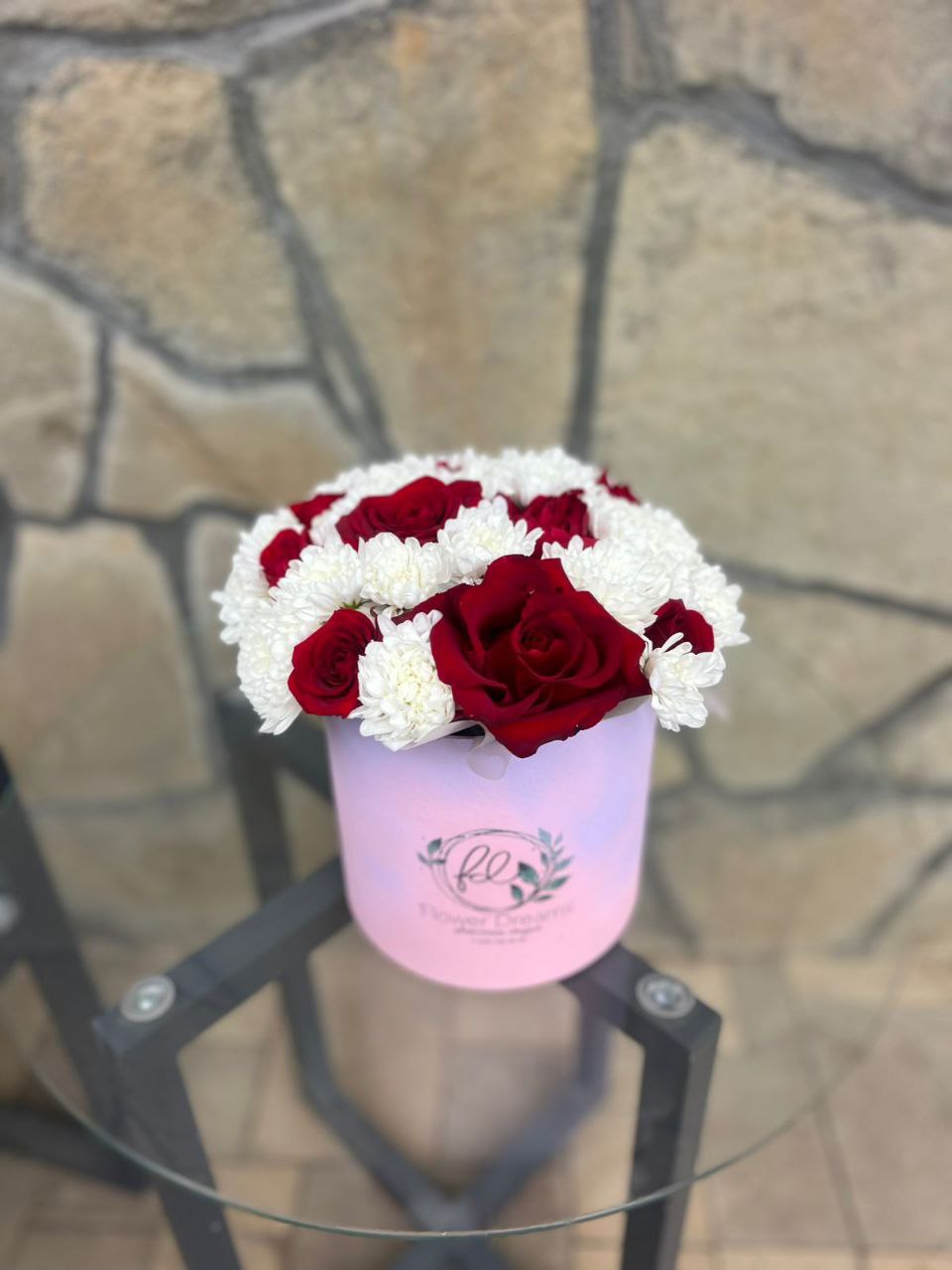 Композиция из хризантем и красных роз в коробке