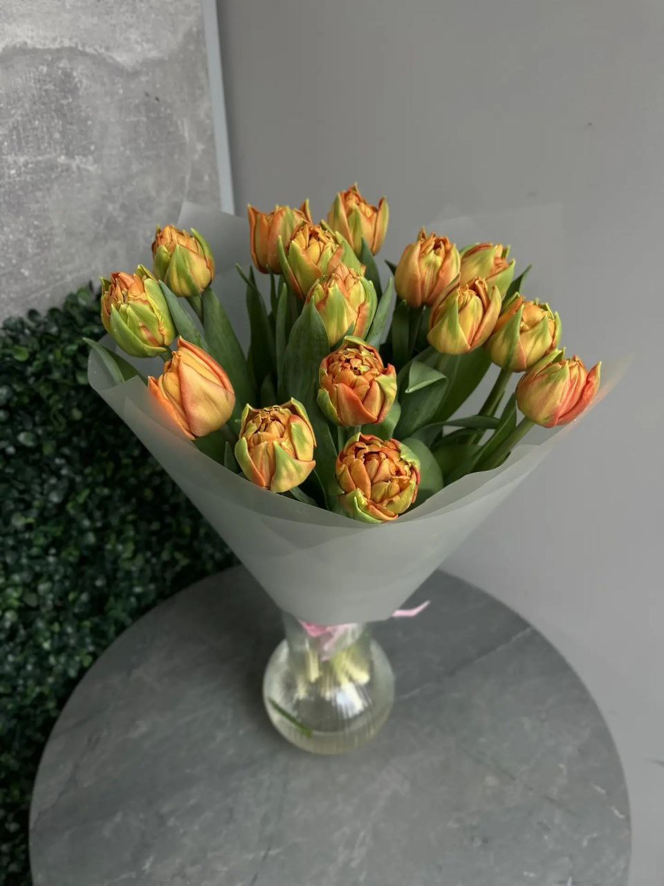 Букет из 15 оранжево-зеленых тюльпанов