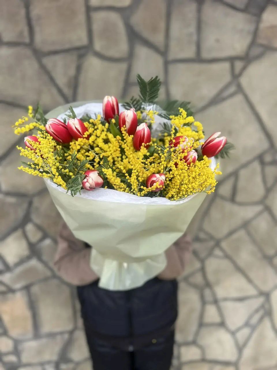 Букет с тюльпанами и мимозой