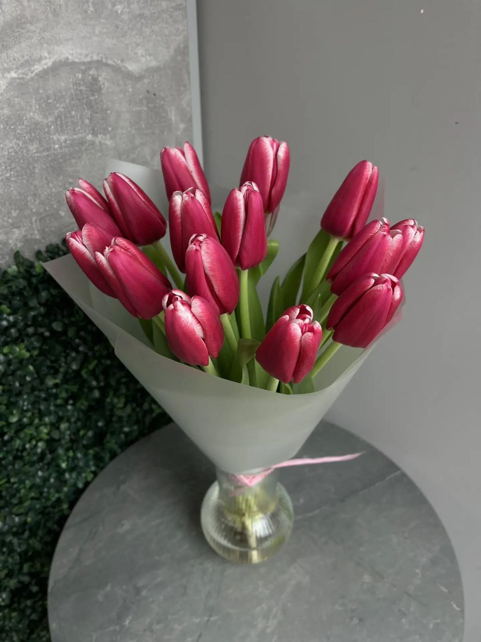 Букет из 15 темно-розовых тюльпанов