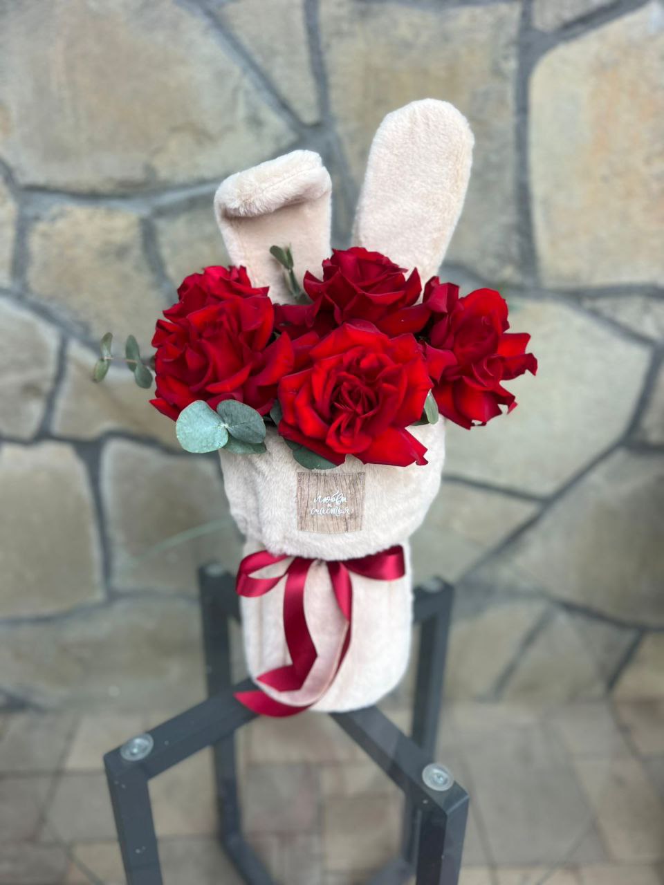 Композиция из француских роз "Зайка с розами"