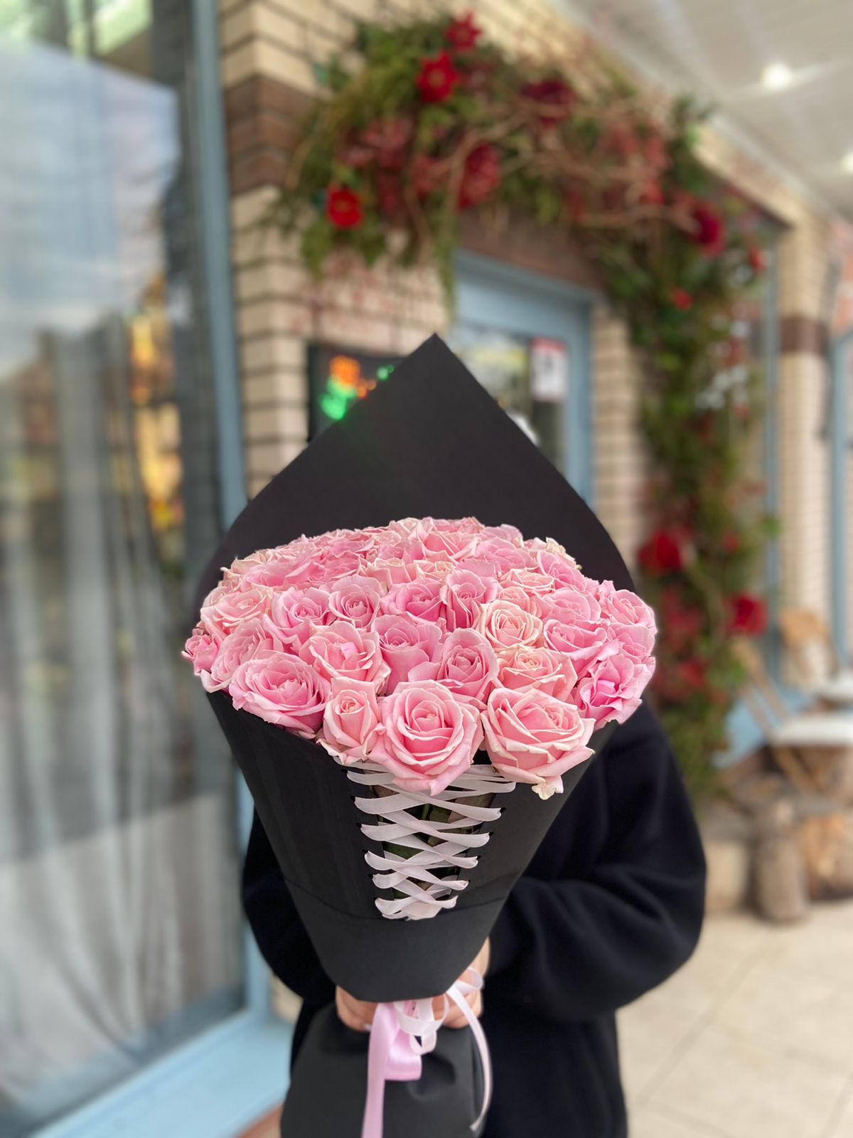 Букет черный корсет розовые розы