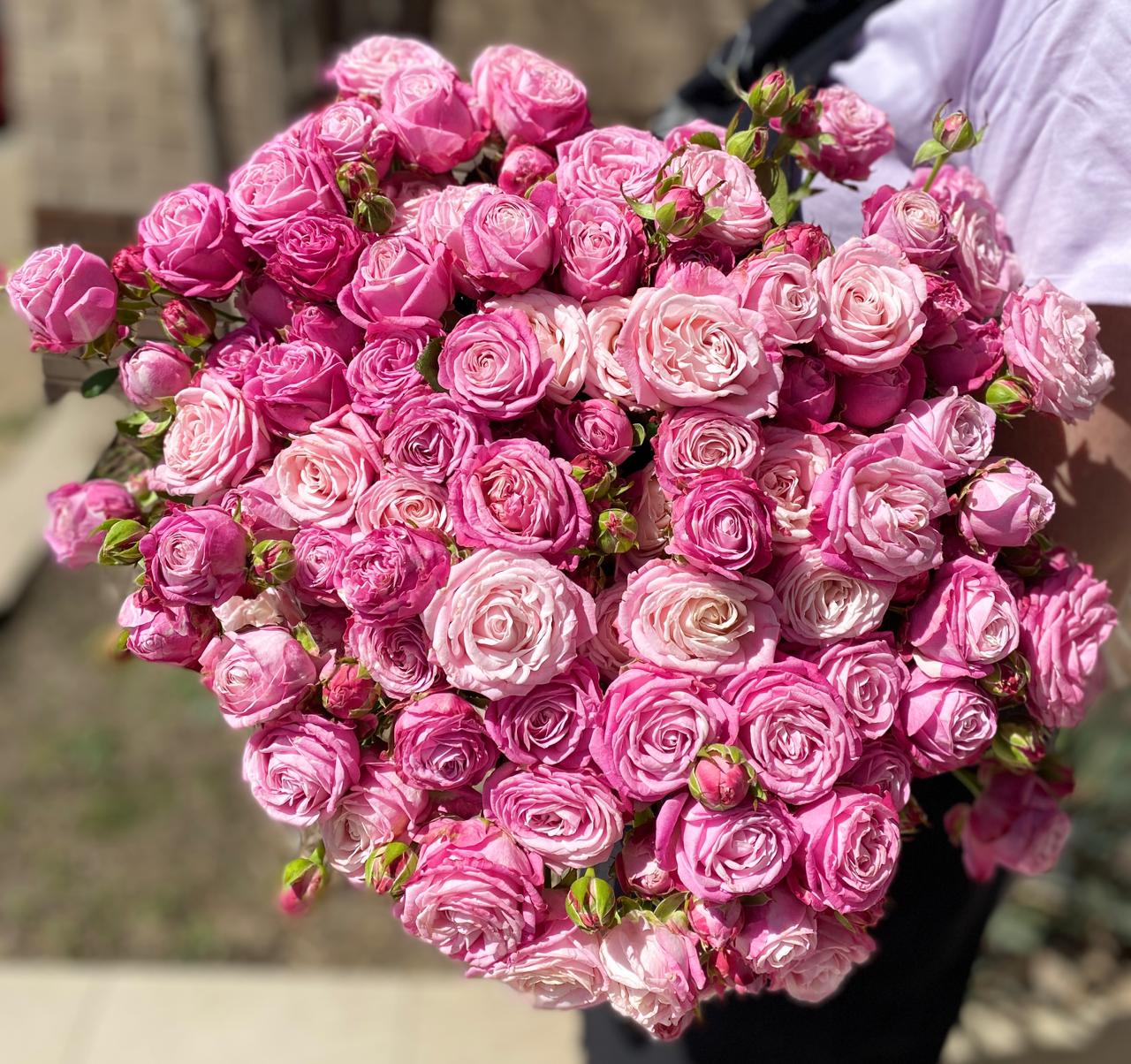 Кустовые розы двухцветные розовые штучно