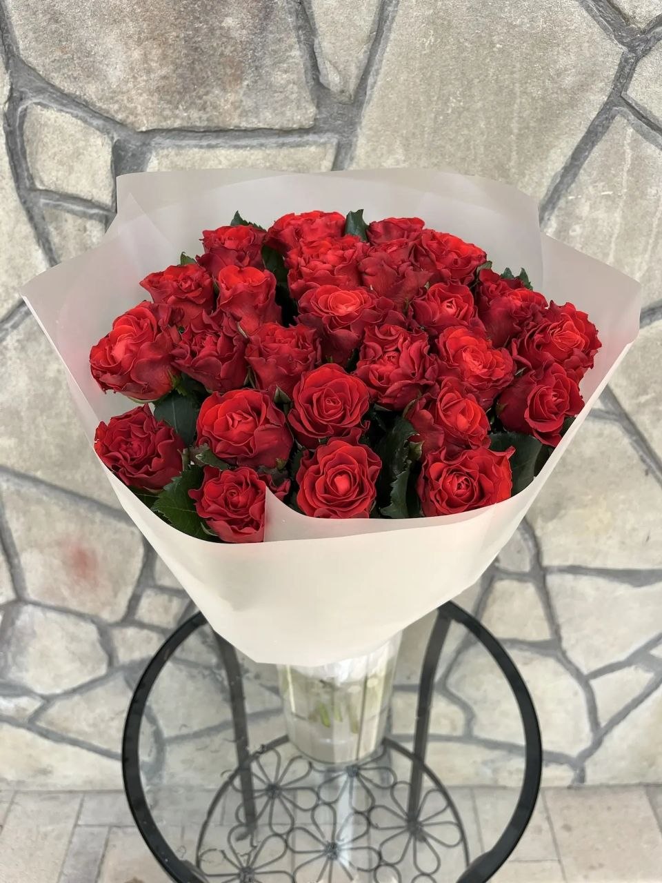 Букет из 25 алых роз 50см