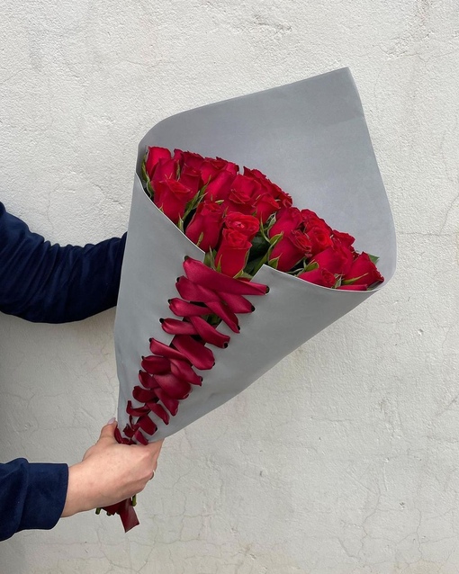 Букет корсет серый с красными розами