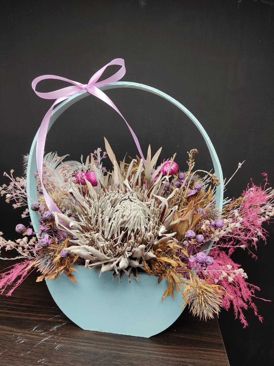Композиция из сухоцветов с протеей