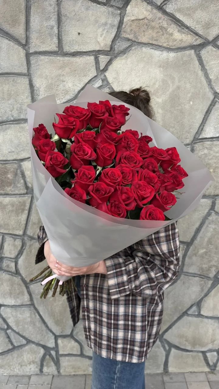 35 красных роз 70см