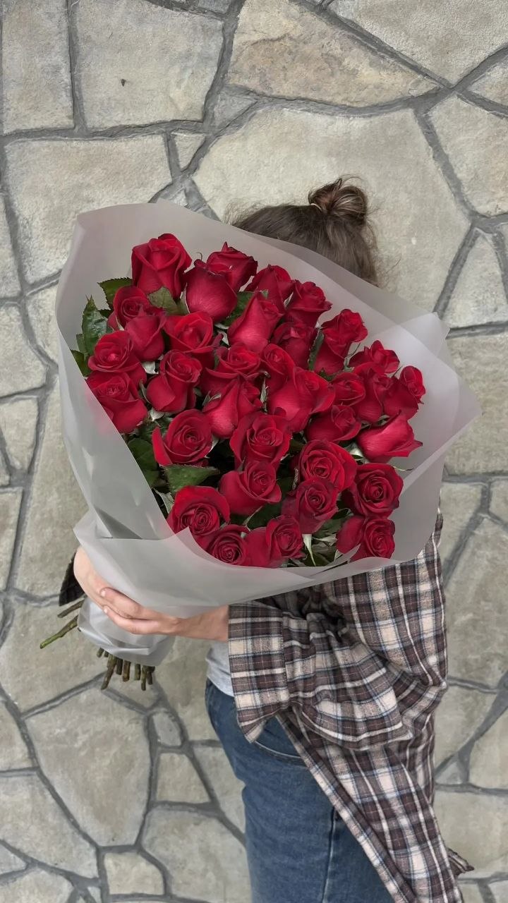 35 красных роз 60см