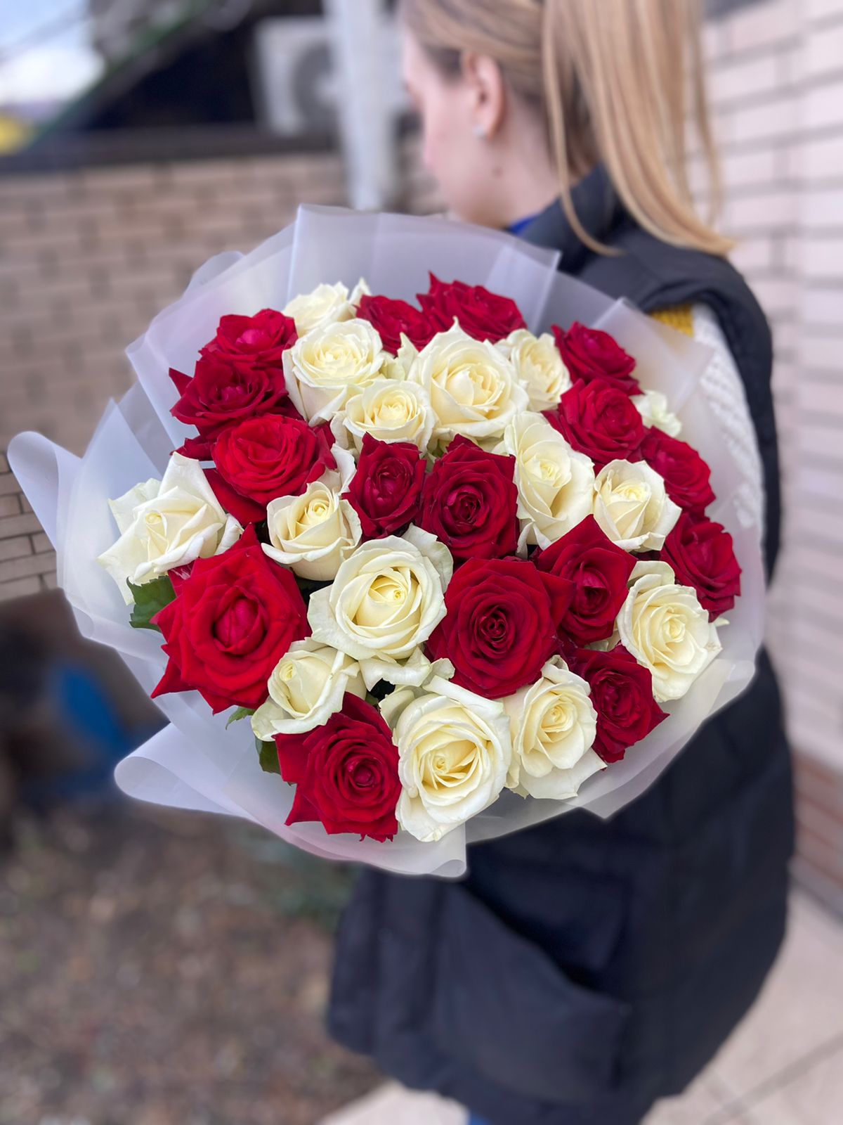 31 шт красно-белая роза 50 см