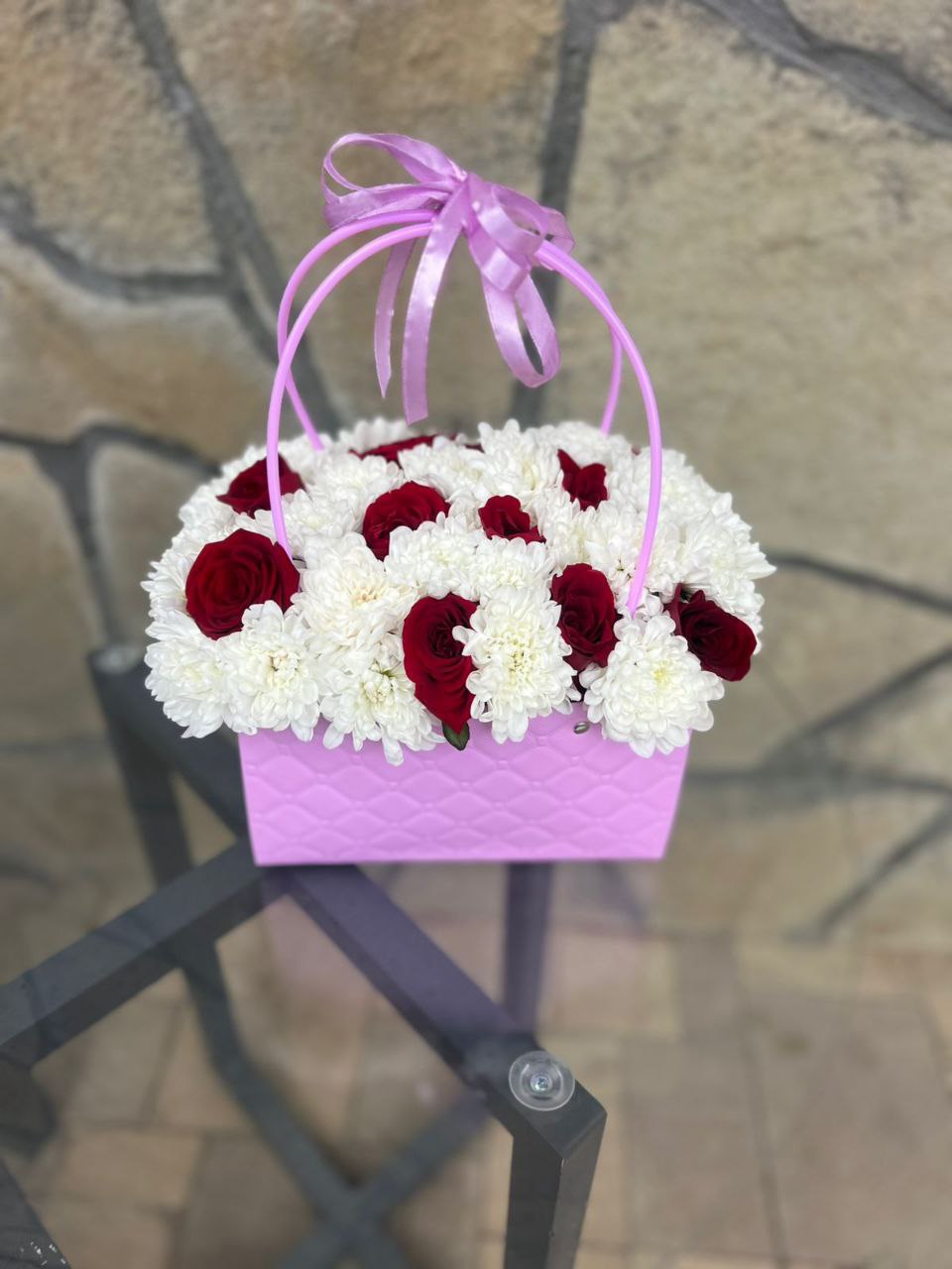 Композиция из хризантем и красных роз