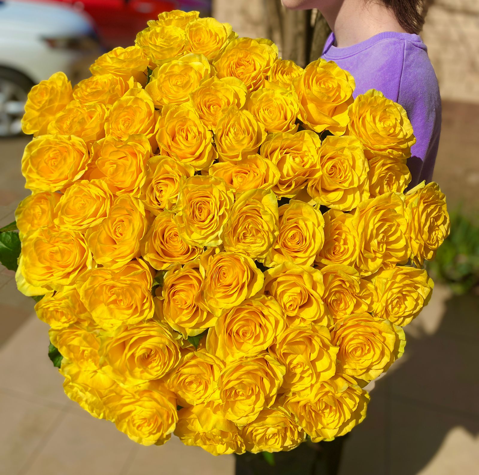 Желтые розы штучно