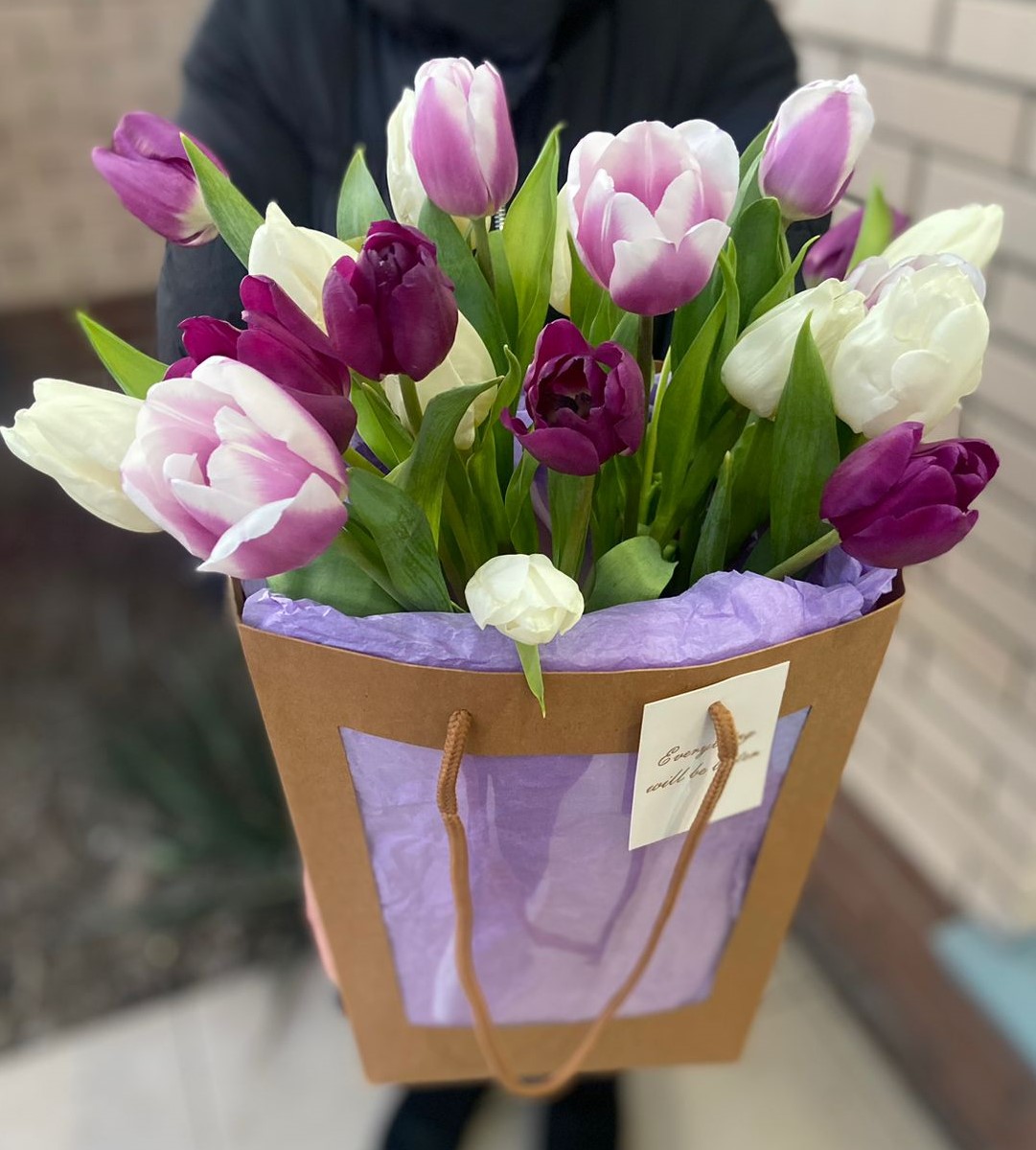 "Волшебный сад" - 19 тюльпанов в сумке