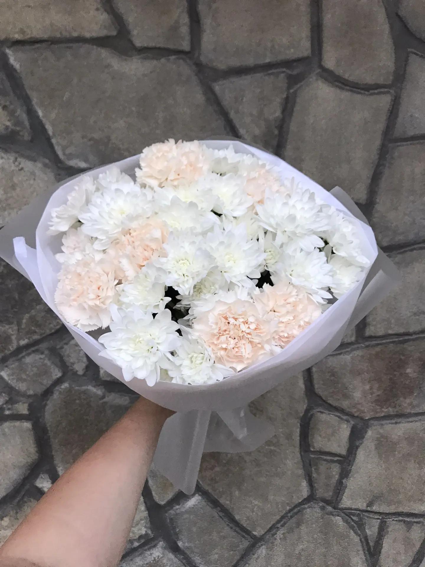 Букет из диантусов и хризантем