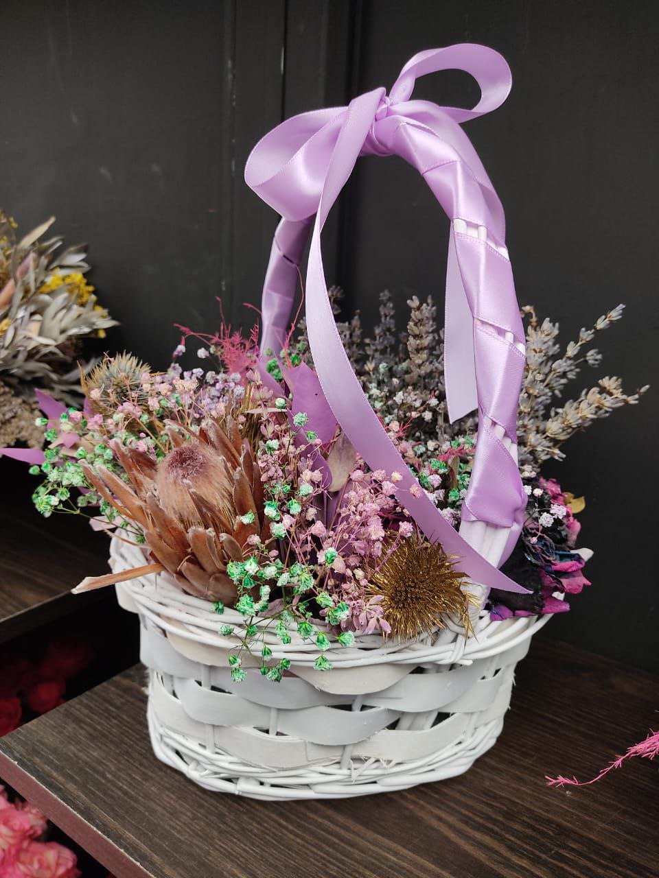 Композиция из сухоцветов с протеей и гипсофилой