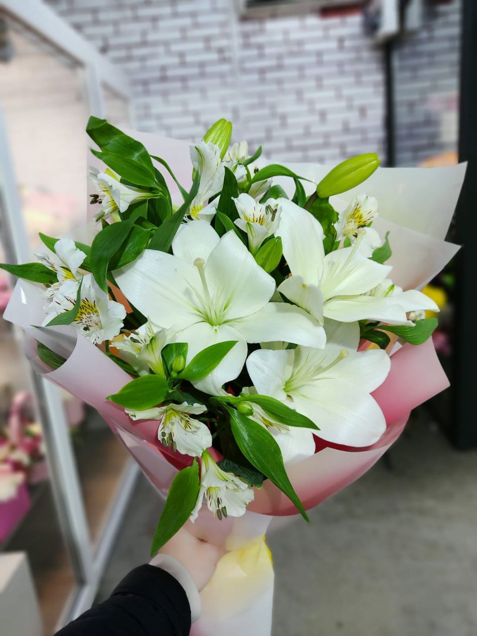Букет из лилий и альстромерии