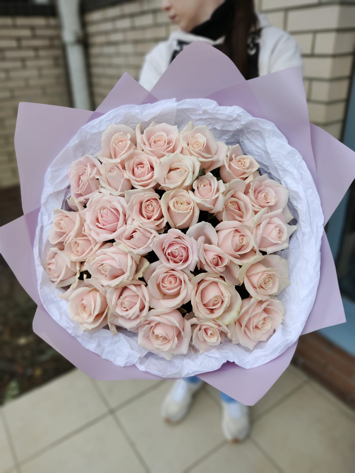 Нежно-розовые розы с кремовым оттенком 31 шт 50 см