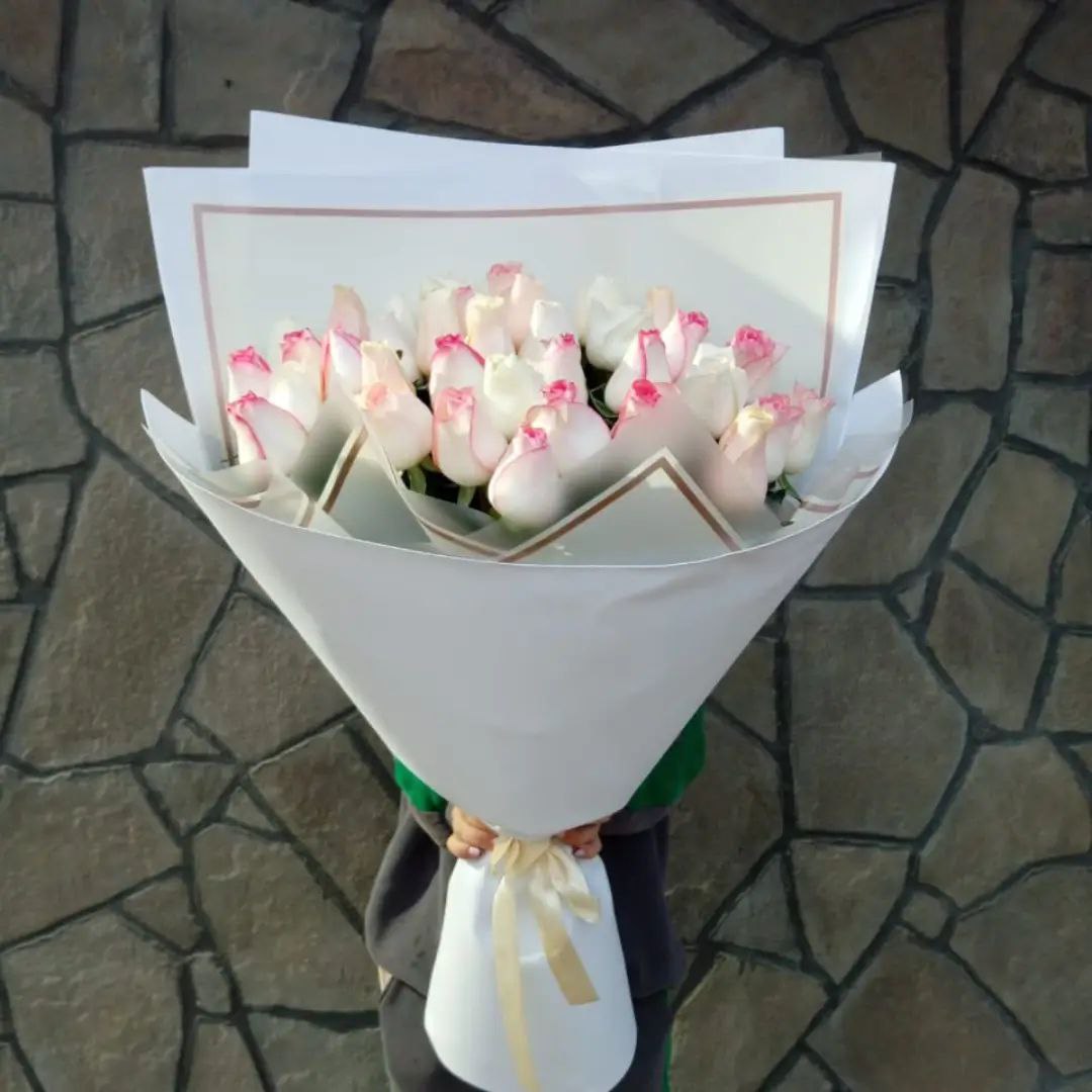 Букет-Гигант из бело-розовых роз