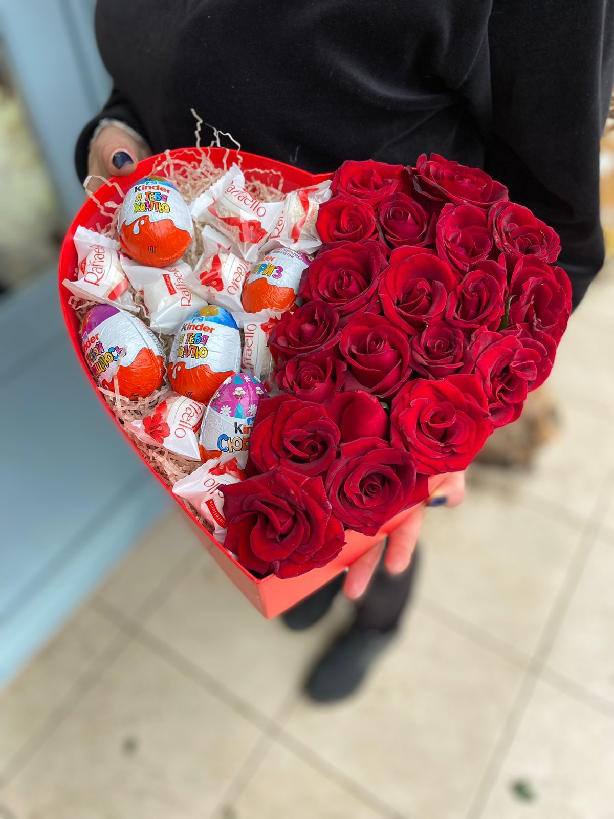 Цветы с конфетами в коробке "Сладкая любовь"