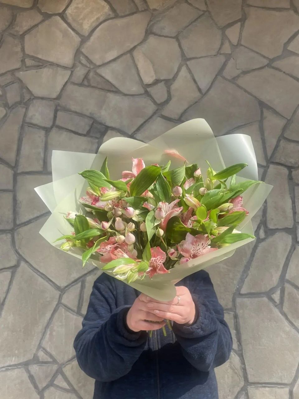 Букет из кустовых роз и альстромерий