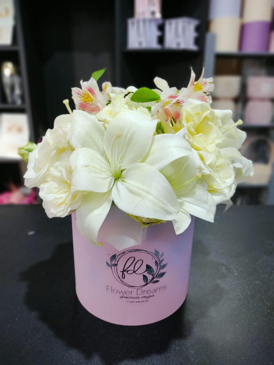 Композиция с лилией и альстромерией