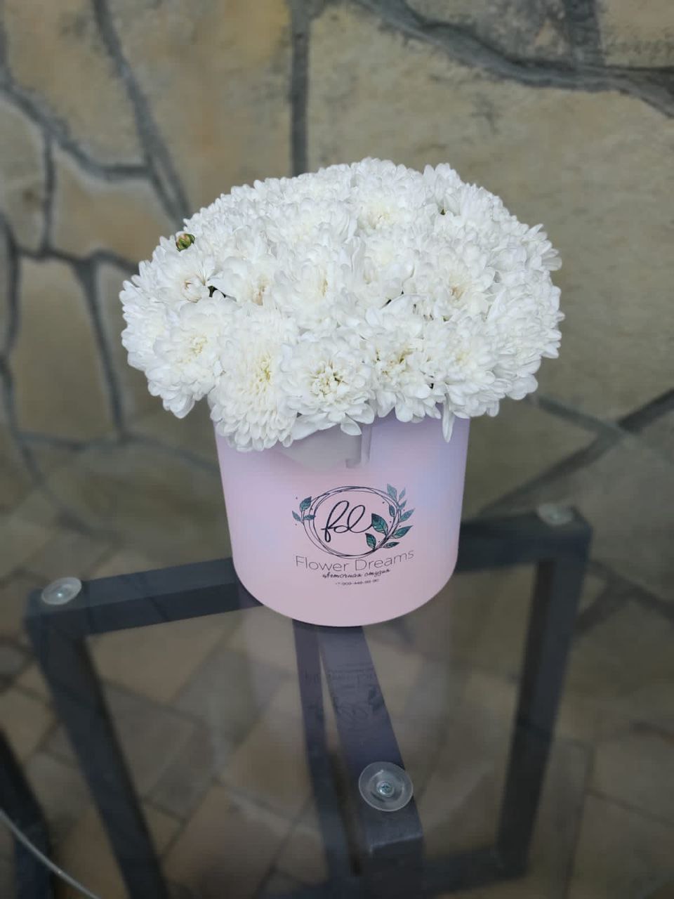 Композиция из белых хризантем в коробке