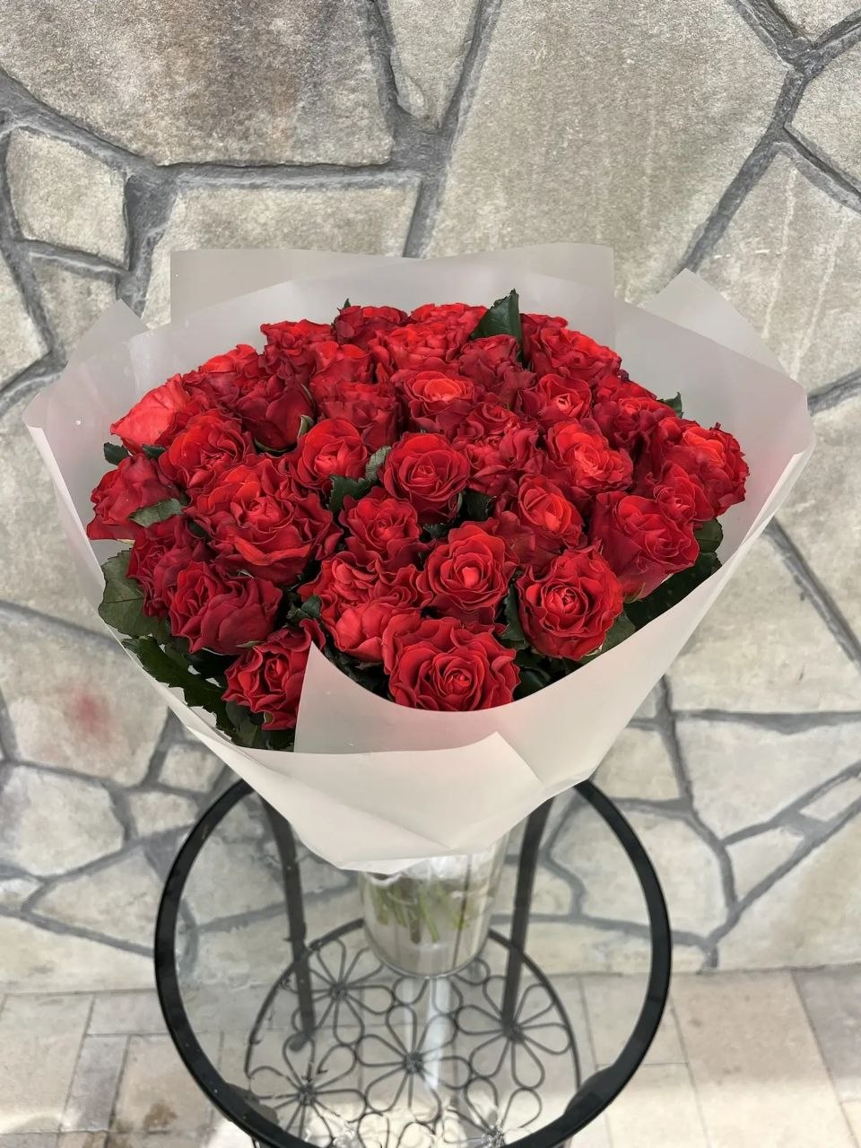 Букет из 35 алых роз 50см