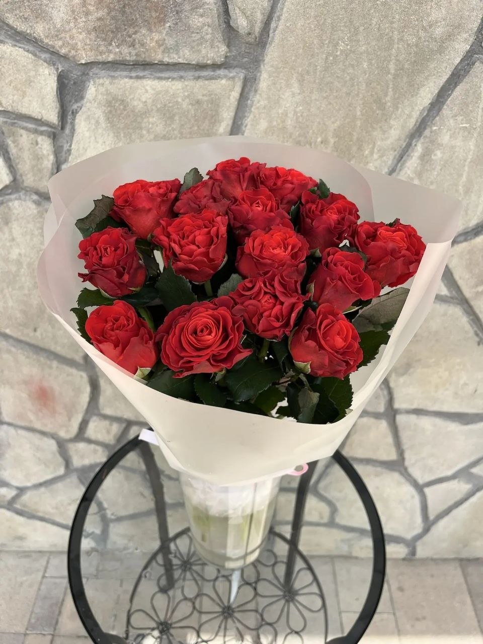 Букет из 15 алых роз 50см