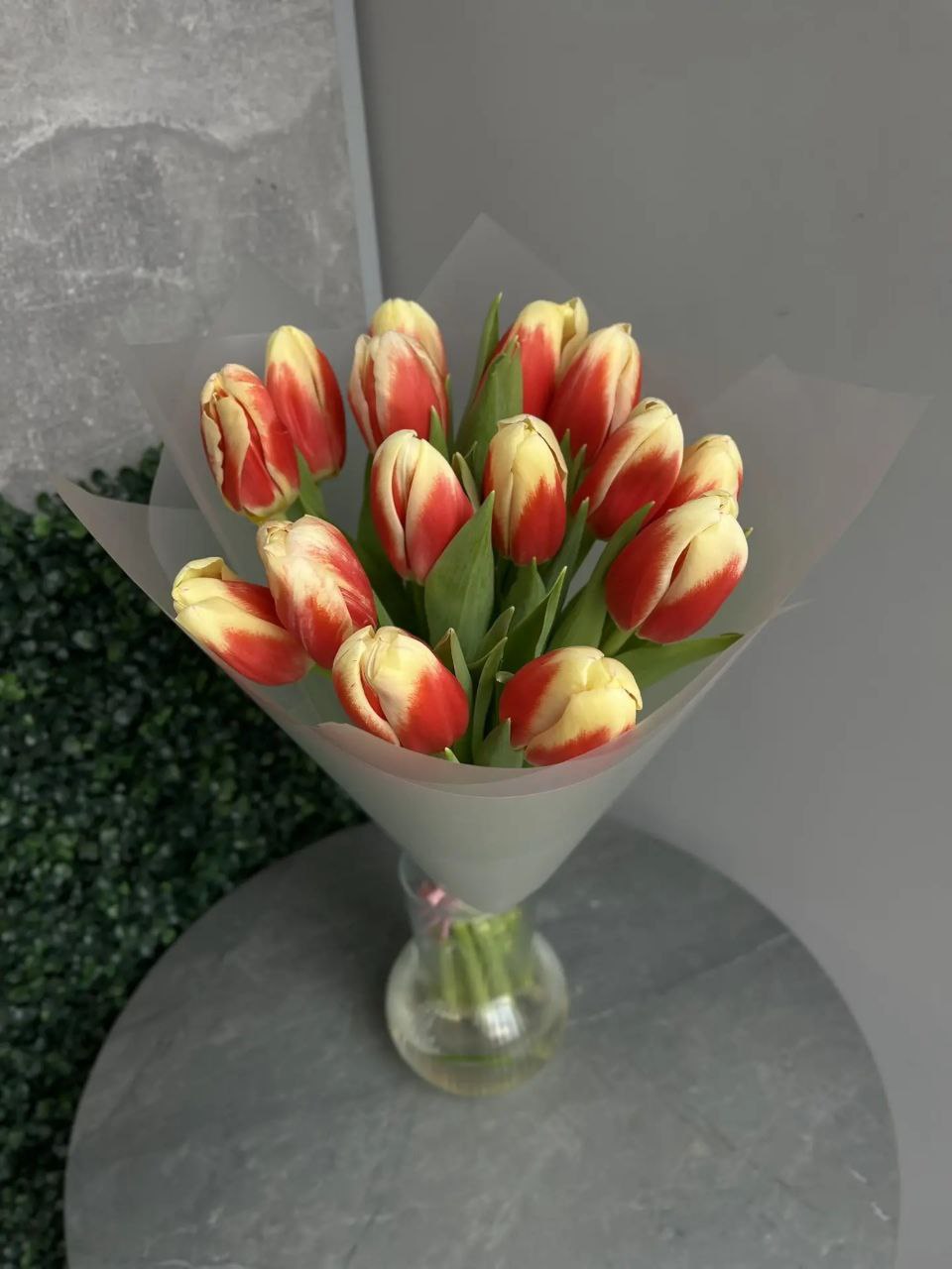 Букет из 15 красно-желтых тюльпанов