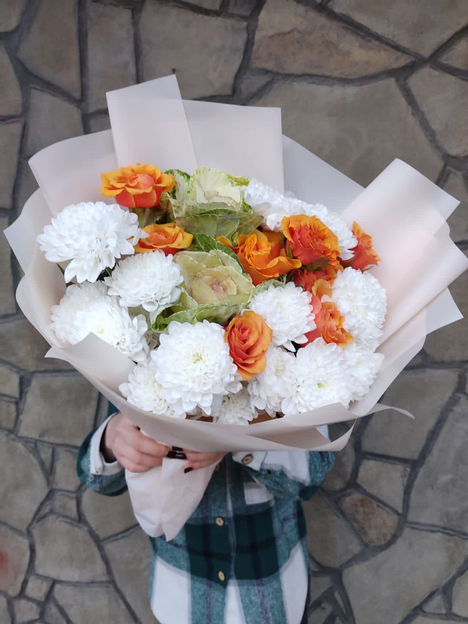 Букет из хризантем, роз и брассиики