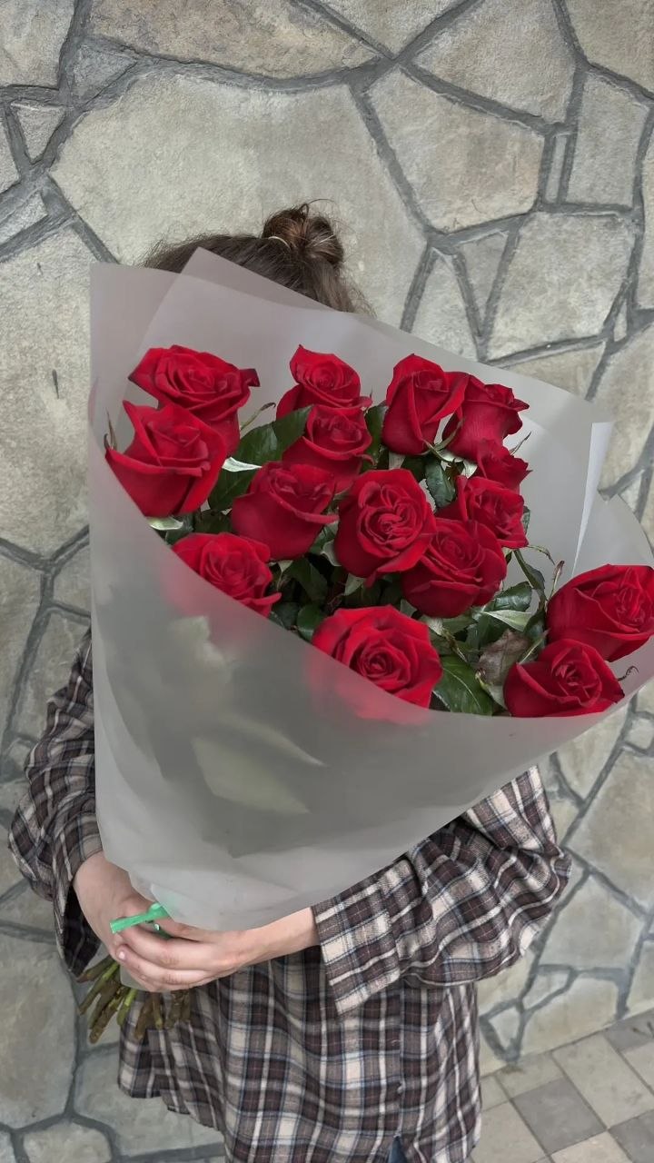15 красных роз 70см