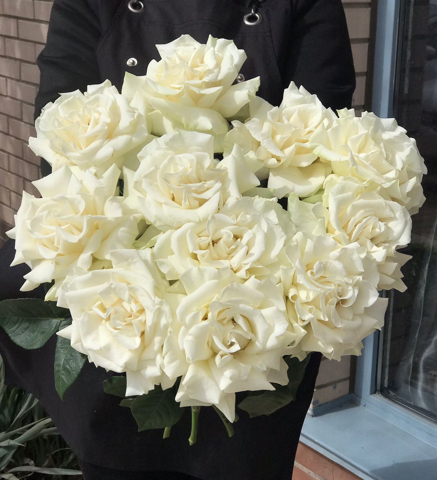 Белые вывернутые розы 13 шт