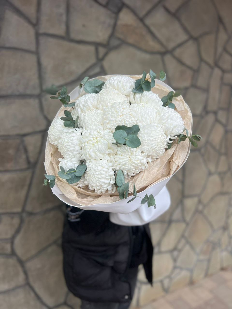 Букет из 15 хризантем сорта "Бигуди" и эвкалипта