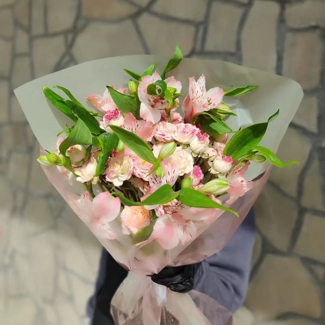 Букет из кустовых роз и альстромерий