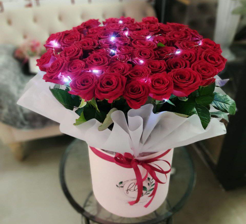 Коробка с гирляндой из 51 красной розы